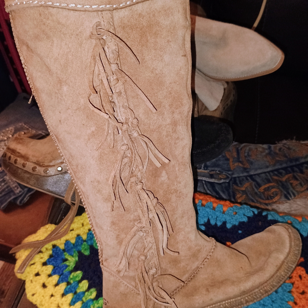 UGG Suede MOCCASIN Fringe Boots!! - Picture 3 of 7